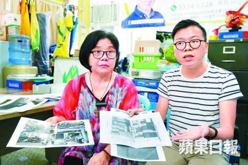 ■區議員何啟明(右)曾協助大廈法團追討修路費;旁為法團主席蕭小姐。 ■區議員何啟明(右)曾協助大廈法團追討修路費;旁為法團主席蕭小姐。