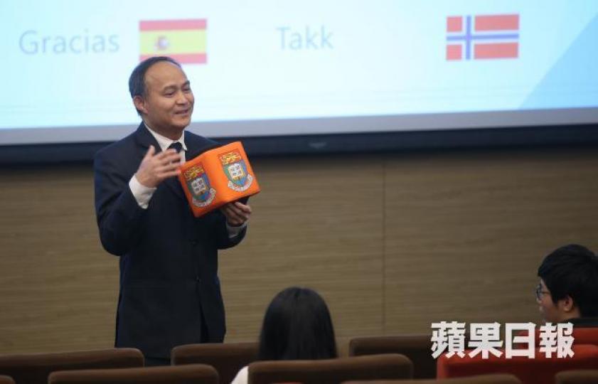 港大教育學院言語及聽覺科學部博士何瑞清指,本港教師受母語影響,易忽略聲調變化,出現港式英語。馬泉崇攝 港大教育學院言語及聽覺科學部博士何瑞清指,本港教師受母語影響,易忽略聲調變化,出現港式英語。馬泉崇攝