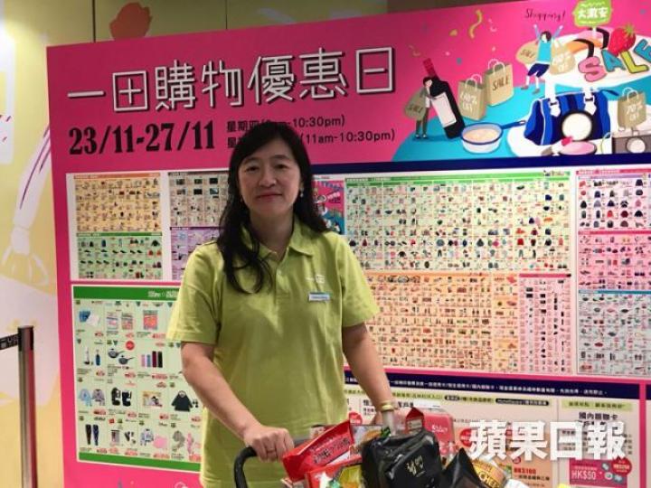 ■「一田購物優惠日」噚日開始,黃思麗即刻sales上身。 ■「一田購物優惠日」噚日開始,黃思麗即刻sales上身。