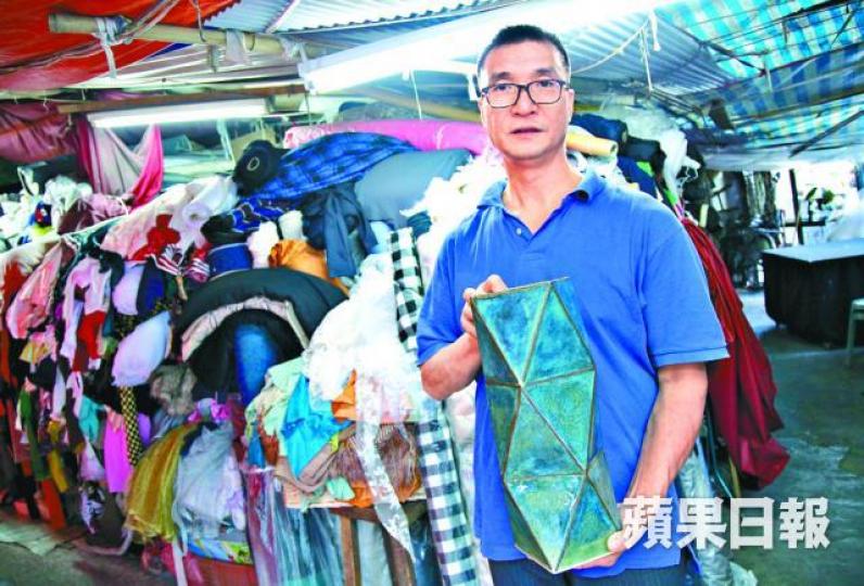 ■何應開拿着獎座稱感覺諷刺,因棚仔贏得別人認同,卻不容於香港政府。陳海威攝 ■何應開拿着獎座稱感覺諷刺,因棚仔贏得別人認同,卻不容於香港政府。陳海威攝