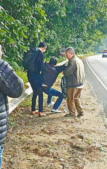 ■小巴司機駕駛時突然暈倒,兩名救車乘客事後扶他下車,右為握軚盤者,左為拉手掣者。讀者提供圖片 ■小巴司機駕駛時突然暈倒,兩名救車乘客事後扶他下車,右為握軚盤者,左為拉手掣者。讀者提供圖片