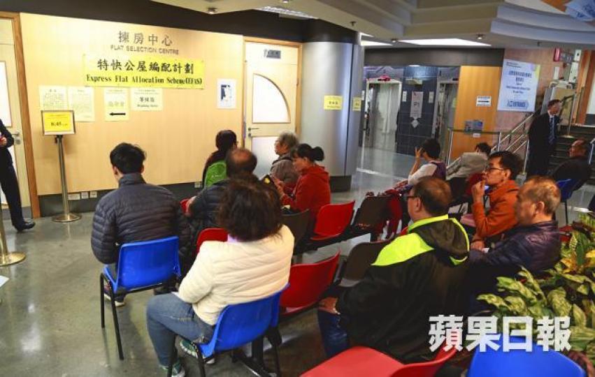 ■房署最新一期特快公屋編配計劃昨安排首批合資格單身人士揀樓。張柏基攝
■房署最新一期特快公屋編配計劃昨安排首批合資格單身人士揀樓。張柏基攝