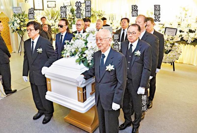 ■Geoff捧着遺照,神情哀傷。
■Geoff捧着遺照,神情哀傷。