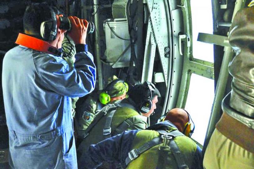 ■阿根廷空軍仍在南大西洋上空搜索「聖胡安號」。美聯社■「聖胡安號」失蹤逾一周,44名船員生死未卜。■在海軍基地等消息的軍眷焦急不已,友人在旁安慰。路透社 ■阿根廷空軍仍在南大西洋上空搜索「聖胡安號」。美聯社■「聖胡安號」失蹤逾一周,44名船員生死未卜。■在海軍基地等消息的軍眷焦急不已,友人在旁安慰。路透社