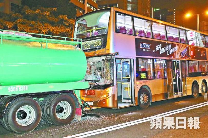 ■巴士車頭玻璃碎裂。
■巴士車頭玻璃碎裂。