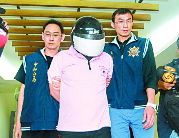 ■涉嫌縱火造成9死慘劇的疑犯李國輝,被警方移送法辦。 台灣《蘋果日報》■失火公寓4、5樓外牆被熏黑。■涉事單位失火後被燒至焦黑。■死者屍體被移離現場。 台灣《蘋果日報》 ■涉嫌縱火造成9死慘劇的疑犯李國輝,被警方移送法辦。 台灣《蘋果日報》■失火公寓4、5樓外牆被熏黑。■涉事單位失火後被燒至焦黑。■死者屍體被移離現場。 台灣《蘋果日報》