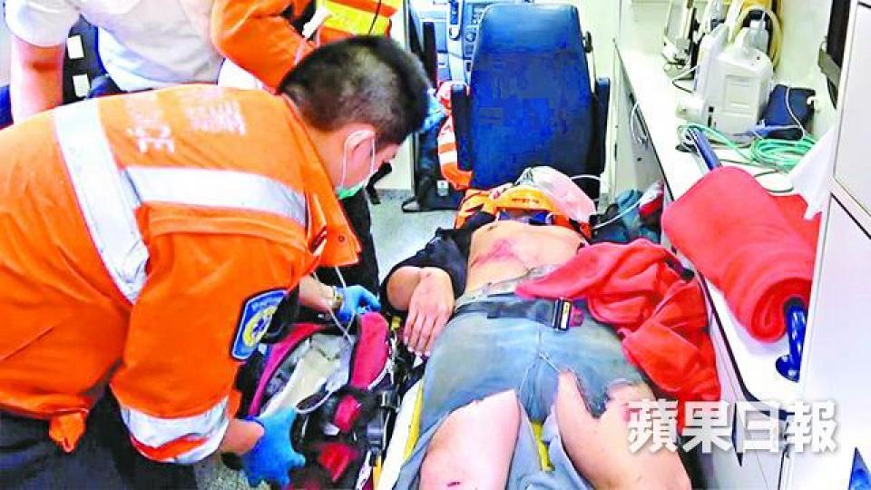 ■墮樓工人由救護員送院搶救。金敏琍攝■事發位置(箭嘴示)仍有一部分體冷氣機未拆下(左圖),天井遺下染血鐵架(右圖)。 ■墮樓工人由救護員送院搶救。金敏琍攝■事發位置(箭嘴示)仍有一部分體冷氣機未拆下(左圖),天井遺下染血鐵架(右圖)。