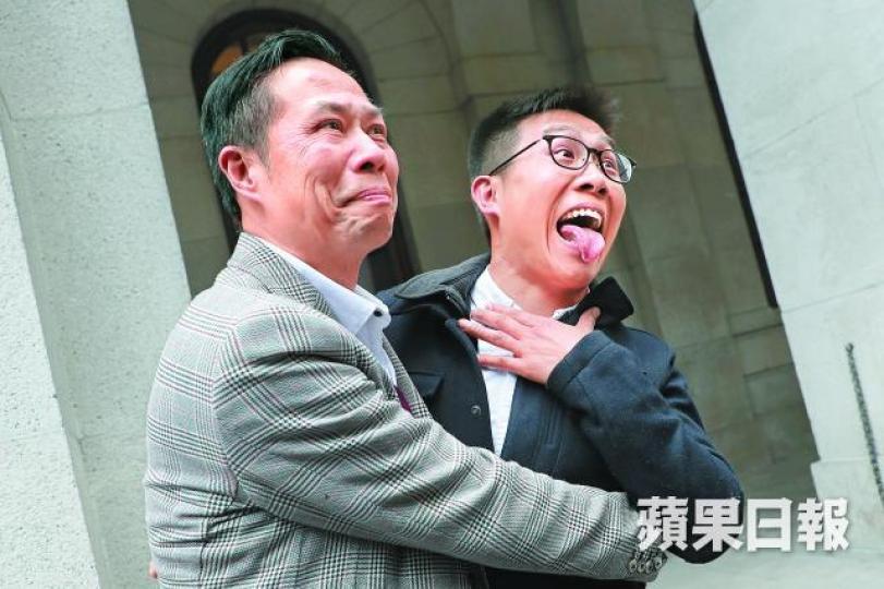 ■黃浩銘出獄後,與家人及黨友打邊爐。
■黃浩銘出獄後,與家人及黨友打邊爐。