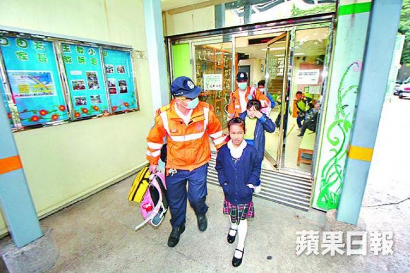 ■16名學生及1名老師午膳後感不適,送院治理。劉柏麟攝
■16名學生及1名老師午膳後感不適,送院治理。劉柏麟攝