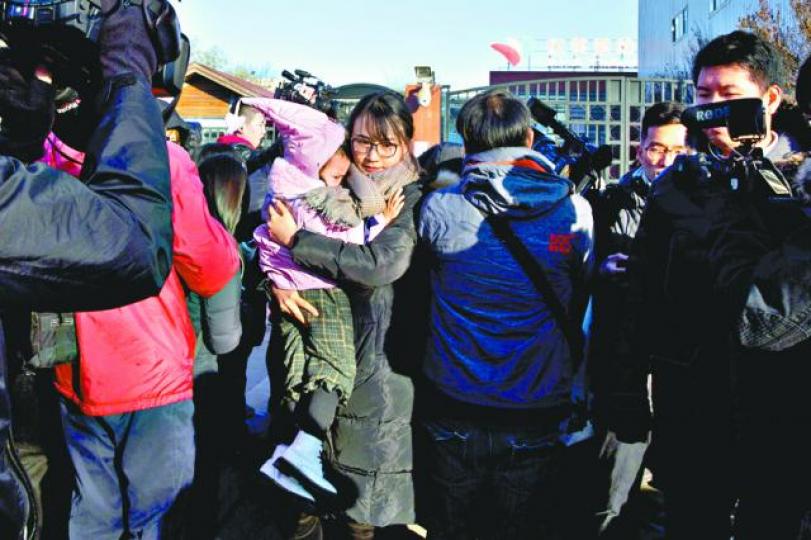 ■家長昨到幼兒園外,等候虐童案調查結果。美聯社
■家長昨到幼兒園外,等候虐童案調查結果。美聯社