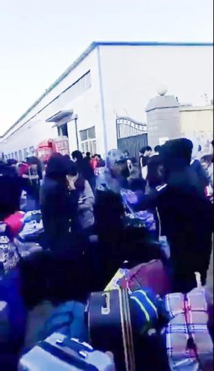 ■大批民工遭逼遷,人龍延綿近百米。
■大批民工遭逼遷,人龍延綿近百米。