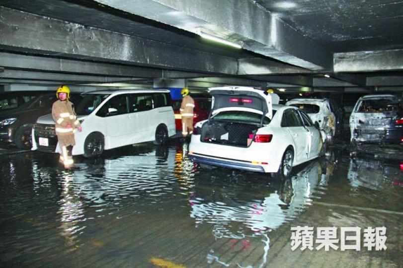 ■消防到場將火救熄,停車場內5部車輛被焚毀。
■消防到場將火救熄,停車場內5部車輛被焚毀。