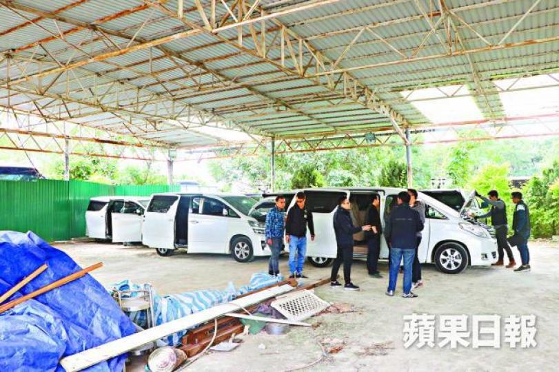 ■警員前日於橫台山廢置貨倉尋回失車。
■警員前日於橫台山廢置貨倉尋回失車。