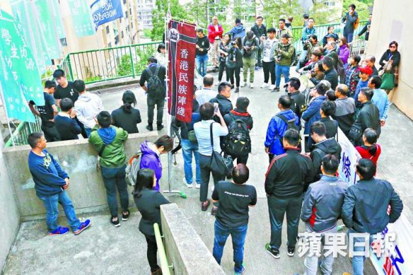 ■有團體昨到葵涌循道中學門外聲援。王子俊攝
■有團體昨到葵涌循道中學門外聲援。王子俊攝