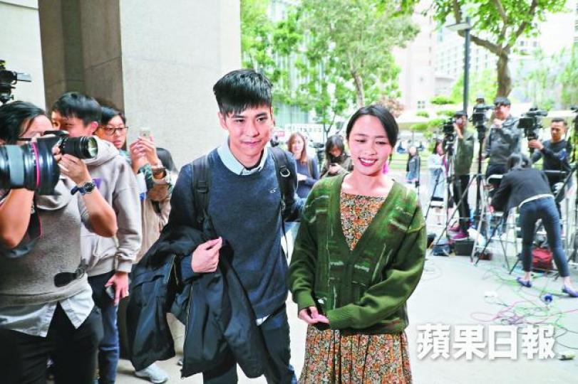 ■何潔泓昨獲保釋,與男友岑敖暉重聚。夏家朗攝
■何潔泓昨獲保釋,與男友岑敖暉重聚。夏家朗攝