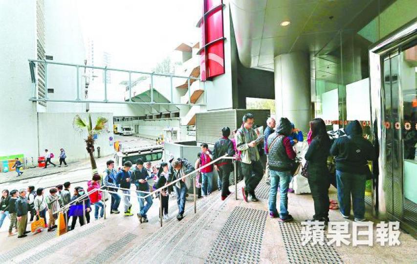 ■上期居屋開售,市民排長龍入表申請,最終超額認購49.5倍。
■上期居屋開售,市民排長龍入表申請,最終超額認購49.5倍。