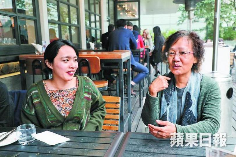 ■何媽媽(右)昨日為女兒何潔泓辦理保釋手續,並預早為她挑選衣服替換。 ■何媽媽(右)昨日為女兒何潔泓辦理保釋手續,並預早為她挑選衣服替換。