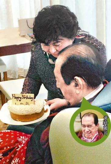■賭王昨日一身紅噹噹造型,和超蕸預早慶祝生日。
■賭王昨日一身紅噹噹造型,和超蕸預早慶祝生日。