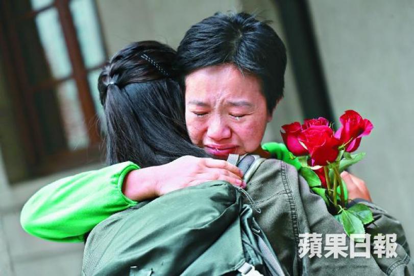 ■繫獄百日,8名東北抗爭者昨手牽手步出終院。
■繫獄百日,8名東北抗爭者昨手牽手步出終院。