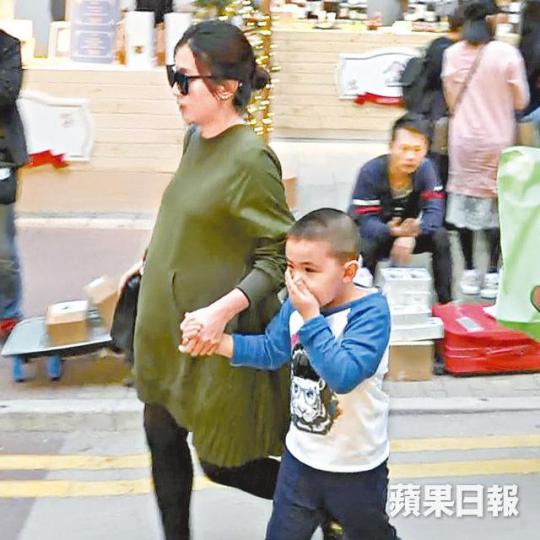 ■甘比昨日帶子女到銅鑼灣嘆茶。
■甘比昨日帶子女到銅鑼灣嘆茶。