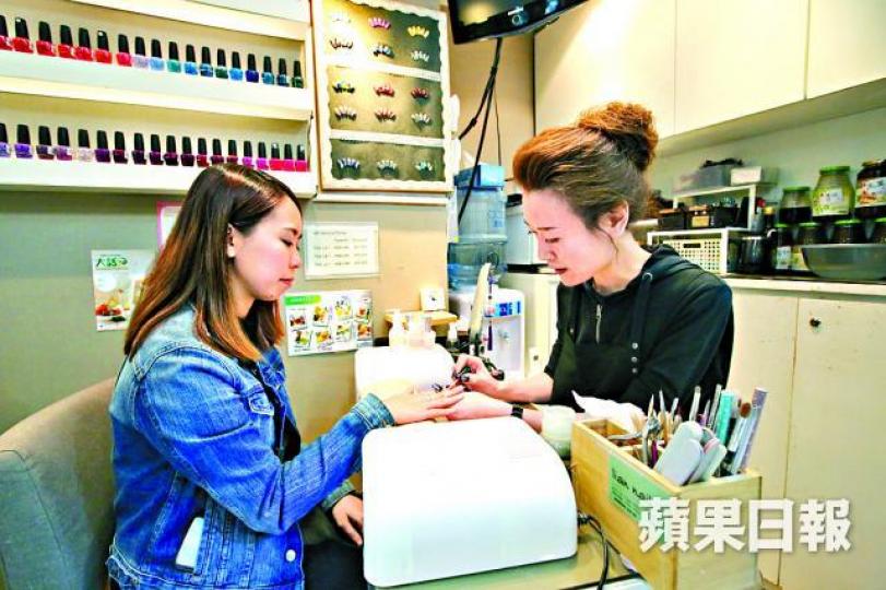 ■商場內近30個劏舖經營美甲生意。
■商場內近30個劏舖經營美甲生意。