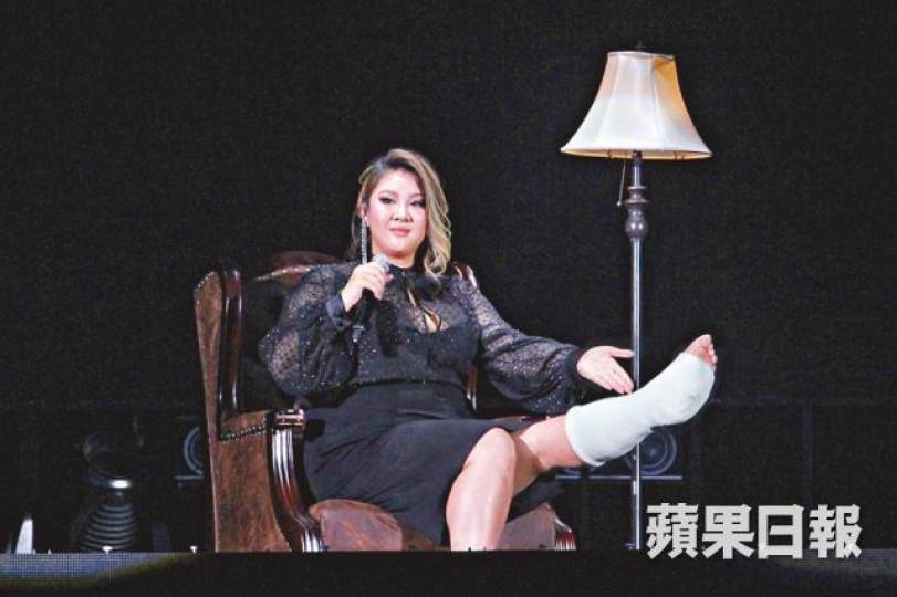 ■欣宜前晚打石膏演出,透露昨日會拆走兼做物理治療。
■欣宜前晚打石膏演出,透露昨日會拆走兼做物理治療。