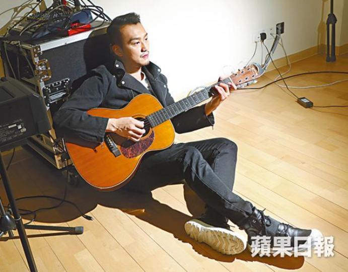 ■吳浩康下月殺入九展舉行首次個唱,直言不容有失。攝影:仇志德■吳浩康表示當日被侮辱烙印好深,但承認自己做錯不可怪人。■吳浩康前年憑《被盜的夢》封「中國金雞百花微電影大獎」影帝。資料圖片■自母親病逝後,吳浩康與父親越來越親密。資料圖片■吳浩康與女友Michelle愛得甜蜜,經常出雙入對。資料圖片■吳浩康(中)靚聲似陳奕迅(左),初出道時有「靚仔版陳奕迅」稱號。資料圖片■吳浩康多得公司不離不棄,這些年來亦令他認清誰是朋友。資料圖片蘇永康王浩信張繼聰李彩華 ■吳浩康下月殺入九展舉行首次個唱,直言不容有失。攝影:仇志德■吳浩康表示當日被侮辱烙印好深,但承認自己做錯不可怪人。■吳浩康前年憑《被盜的夢》封「中國金雞百花微電影大獎」影帝。資料圖片■自母親病逝後,吳浩康與父親越來越親密。資料圖片■吳浩康與女友Michelle愛得甜蜜,經常出雙入對。資料圖片■吳浩康(中)靚聲似陳奕迅(左),初出道時有「靚仔版陳奕迅」稱號。資料圖片■吳浩康多得公司不離不棄,這些年來亦令他認清誰是朋友。資料圖片蘇永康王浩信張繼聰李彩華