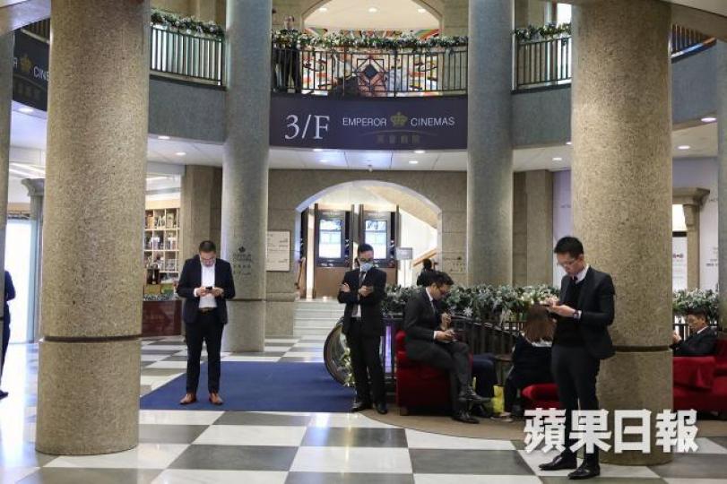 ■瑧蓺銷情一般,售樓處現場代理多過睇樓客。資料圖片
■瑧蓺銷情一般,售樓處現場代理多過睇樓客。資料圖片