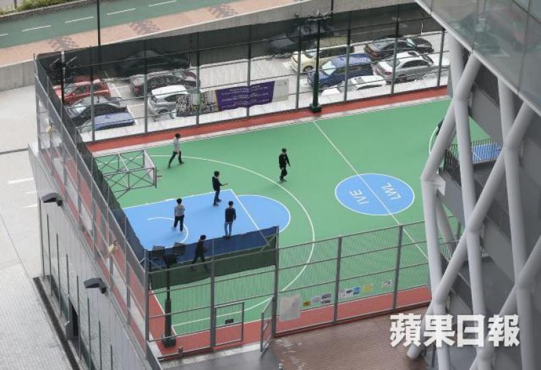 ■知專自2010年10月起開放籃球場給公眾使用,但非上課時段的使用率偏低,僅介乎5%至19%。王子俊攝 ■知專自2010年10月起開放籃球場給公眾使用,但非上課時段的使用率偏低,僅介乎5%至19%。王子俊攝