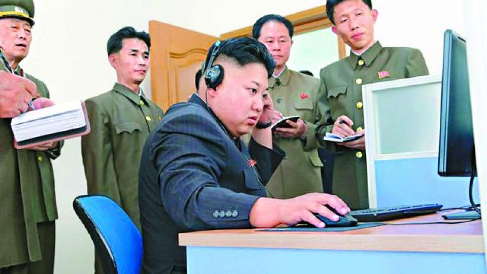 ■北韓領袖金正恩(中)或想透過暗號發放訊息。 ■北韓領袖金正恩(中)或想透過暗號發放訊息。