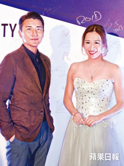 ■洪永城和低胸現身的岑杏賢合照時離行離列。
■洪永城和低胸現身的岑杏賢合照時離行離列。