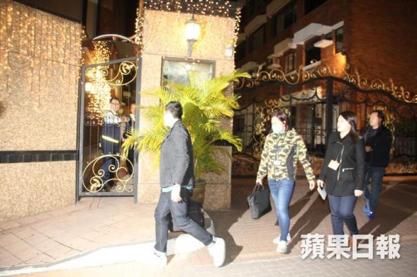 ■新德園單位被撬夾萬損失400萬現金首飾,警方接報到場調查。黎志偉攝
■新德園單位被撬夾萬損失400萬現金首飾,警方接報到場調查。黎志偉攝