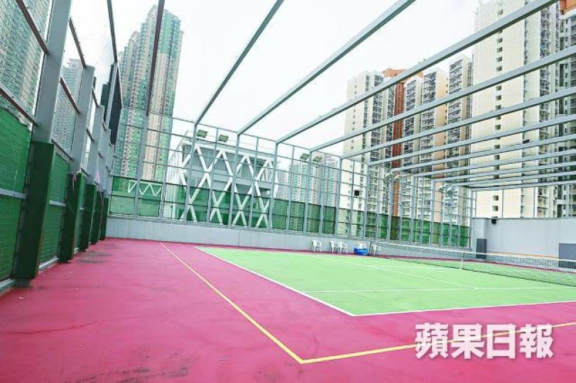■知專網球場位處校舍高層平台,但記者所見長期沒有師生使用。王子俊攝 ■知專網球場位處校舍高層平台,但記者所見長期沒有師生使用。王子俊攝