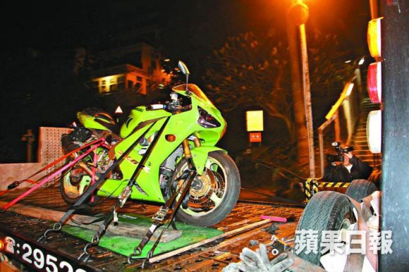 ■警方事後拖走電單車。黎志偉攝
■警方事後拖走電單車。黎志偉攝