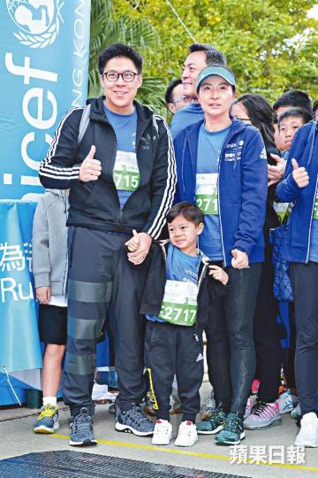 ■霍啟剛與郭晶晶帶住4歲大的囝囝中曦參加親子跑。■賽事一開始,中曦即拖着爸爸媽媽向前衝。■講起婚事,苟姑娘即舉起手說OK。■劉鳴煒昨早也有參加慈善跑。 ■霍啟剛與郭晶晶帶住4歲大的囝囝中曦參加親子跑。■賽事一開始,中曦即拖着爸爸媽媽向前衝。■講起婚事,苟姑娘即舉起手說OK。■劉鳴煒昨早也有參加慈善跑。