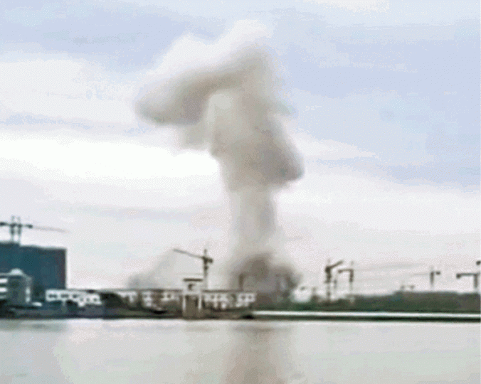 ■爆炸一刻冒出蘑菇雲及發出巨響。互聯網■爆炸後,現場有傷者倒卧地上,血肉模糊。■有市民被救出時一臉惶恐,須送院救治。 ■爆炸一刻冒出蘑菇雲及發出巨響。互聯網■爆炸後,現場有傷者倒卧地上,血肉模糊。■有市民被救出時一臉惶恐,須送院救治。