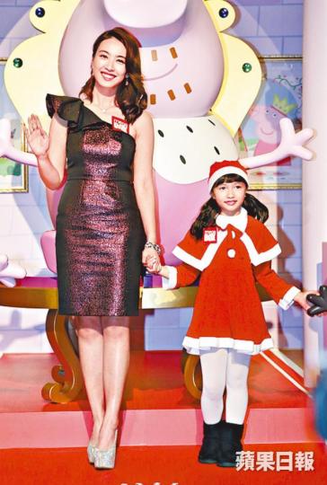 ■朱千雪拖實小聖誕女郎唔放,圍住佈景影相。
■朱千雪拖實小聖誕女郎唔放,圍住佈景影相。