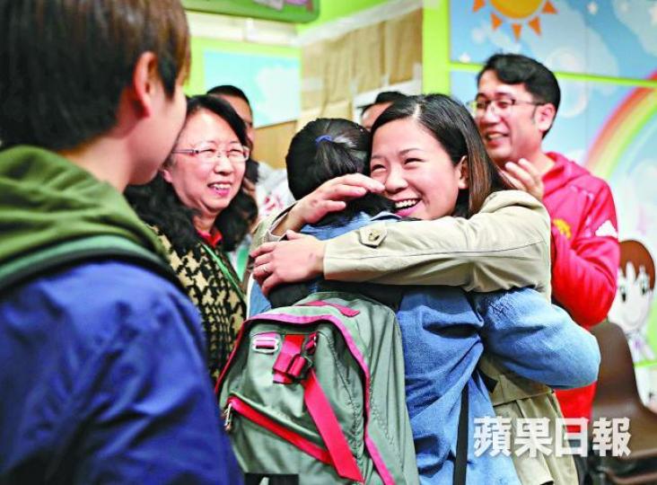 ■楊哲安勝出後,高興得吻妻子張新悅。黎樹雄攝
■楊哲安勝出後,高興得吻妻子張新悅。黎樹雄攝