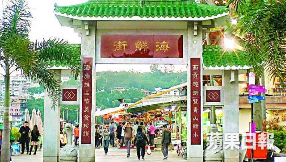 ■海關早前在西貢巡查,發現有海鮮酒家店員報大瀨尿蝦重量。 ■海關早前在西貢巡查,發現有海鮮酒家店員報大瀨尿蝦重量。