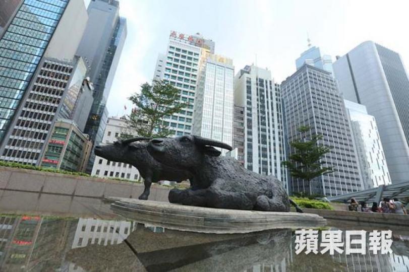 ■周三期指結算,相信好友不會讓股市下跌太多,30000點附近期結機會甚高。 資料圖片 ■周三期指結算,相信好友不會讓股市下跌太多,30000點附近期結機會甚高。 資料圖片