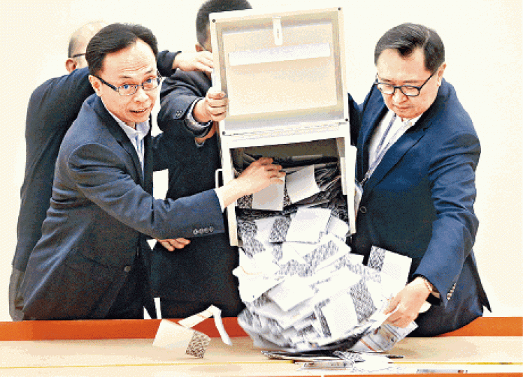 ■選舉事務處凌晨開票箱點票。
■選舉事務處凌晨開票箱點票。