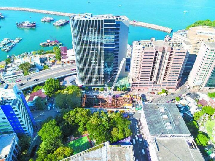 ■質子治療系統位於筲箕灣的選址已挖好地基,正逐步興建。■質子治療是將質子加速照射腫瘤;圖為外國質子治療系統。 ■質子治療系統位於筲箕灣的選址已挖好地基,正逐步興建。■質子治療是將質子加速照射腫瘤;圖為外國質子治療系統。