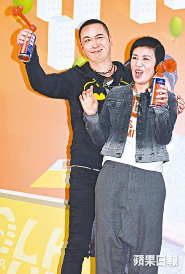 ■鎮宇、君如齊齊為「蘋果基金慈善行」鳴笛。■君如帶同囡囡陳是知參加慈善行。■君如、鎮宇出發前與參加者大合照。■君如、鎮宇對於患有眼疾的小朋友都非常心疼。■君如對着一班武師即展現搞怪一面。 ■鎮宇、君如齊齊為「蘋果基金慈善行」鳴笛。■君如帶同囡囡陳是知參加慈善行。■君如、鎮宇出發前與參加者大合照。■君如、鎮宇對於患有眼疾的小朋友都非常心疼。■君如對着一班武師即展現搞怪一面。