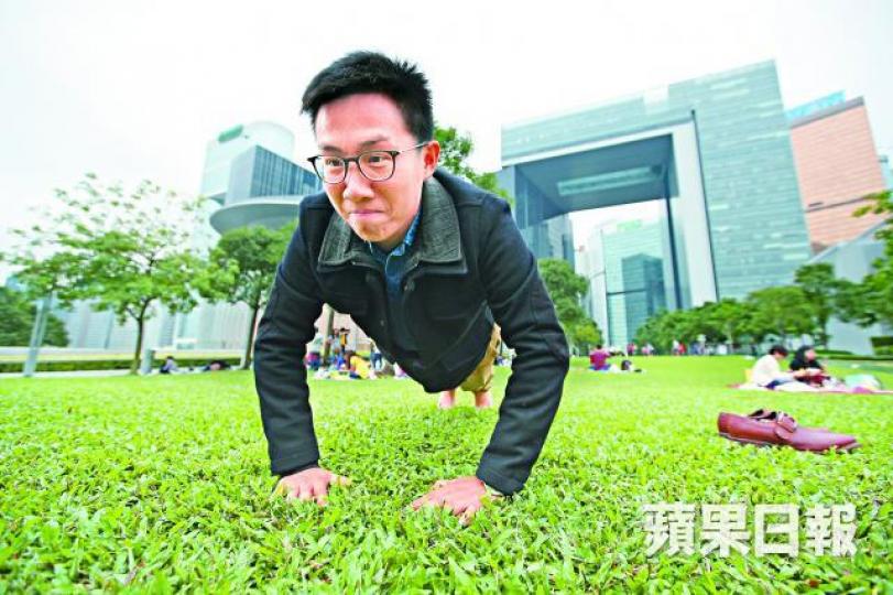 ■黃浩銘指在獄中日做300下掌上壓,並即場示範。何柏佳攝
■黃浩銘指在獄中日做300下掌上壓,並即場示範。何柏佳攝