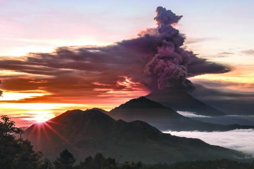 ■火山灰噴上幾千米高空。 ■火山灰噴上幾千米高空。