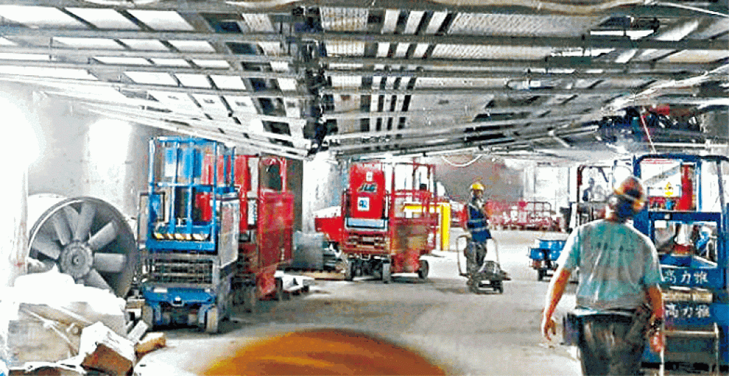 ■地盤風槽架前日突然下墜,壓中一部升降台車。讀者提供圖片 ■地盤風槽架前日突然下墜,壓中一部升降台車。讀者提供圖片