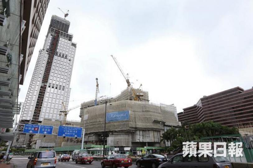 ■尖沙嘴新世界中心重建多年,新世界股東靜待物業落成、開始收租。 資料圖片 ■尖沙嘴新世界中心重建多年,新世界股東靜待物業落成、開始收租。 資料圖片