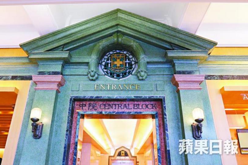 ■養和醫院的中院大樓在1932年啟用,入口處門牌和標誌保留至今。陳海威攝■養和院長李維達指決不為發展醫院而借貸。 ■養和醫院的中院大樓在1932年啟用,入口處門牌和標誌保留至今。陳海威攝■養和院長李維達指決不為發展醫院而借貸。