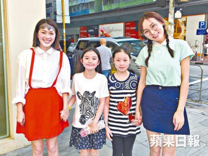 ■Hailey(左)與Jeana(右)分別扮小丸子、小玉,吸引路過的小朋友集郵。
■Hailey(左)與Jeana(右)分別扮小丸子、小玉,吸引路過的小朋友集郵。