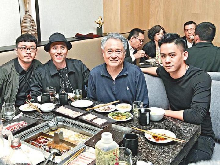 ■李安(右二)與兒子李淳(右一)食火鍋慶功。台灣《蘋果日報》
■李安(右二)與兒子李淳(右一)食火鍋慶功。台灣《蘋果日報》